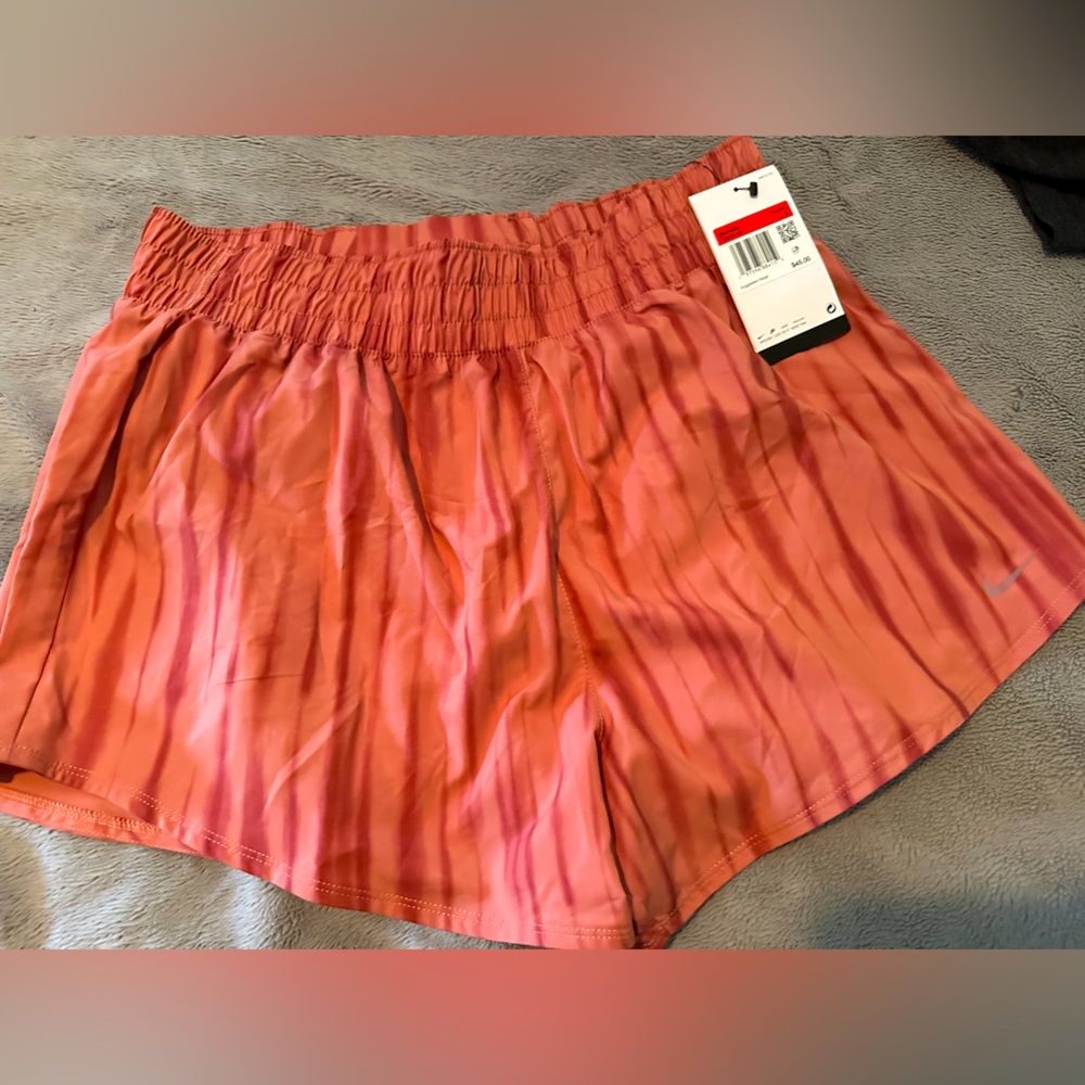 Nike Women’s Large Shorts 🩳 NWT